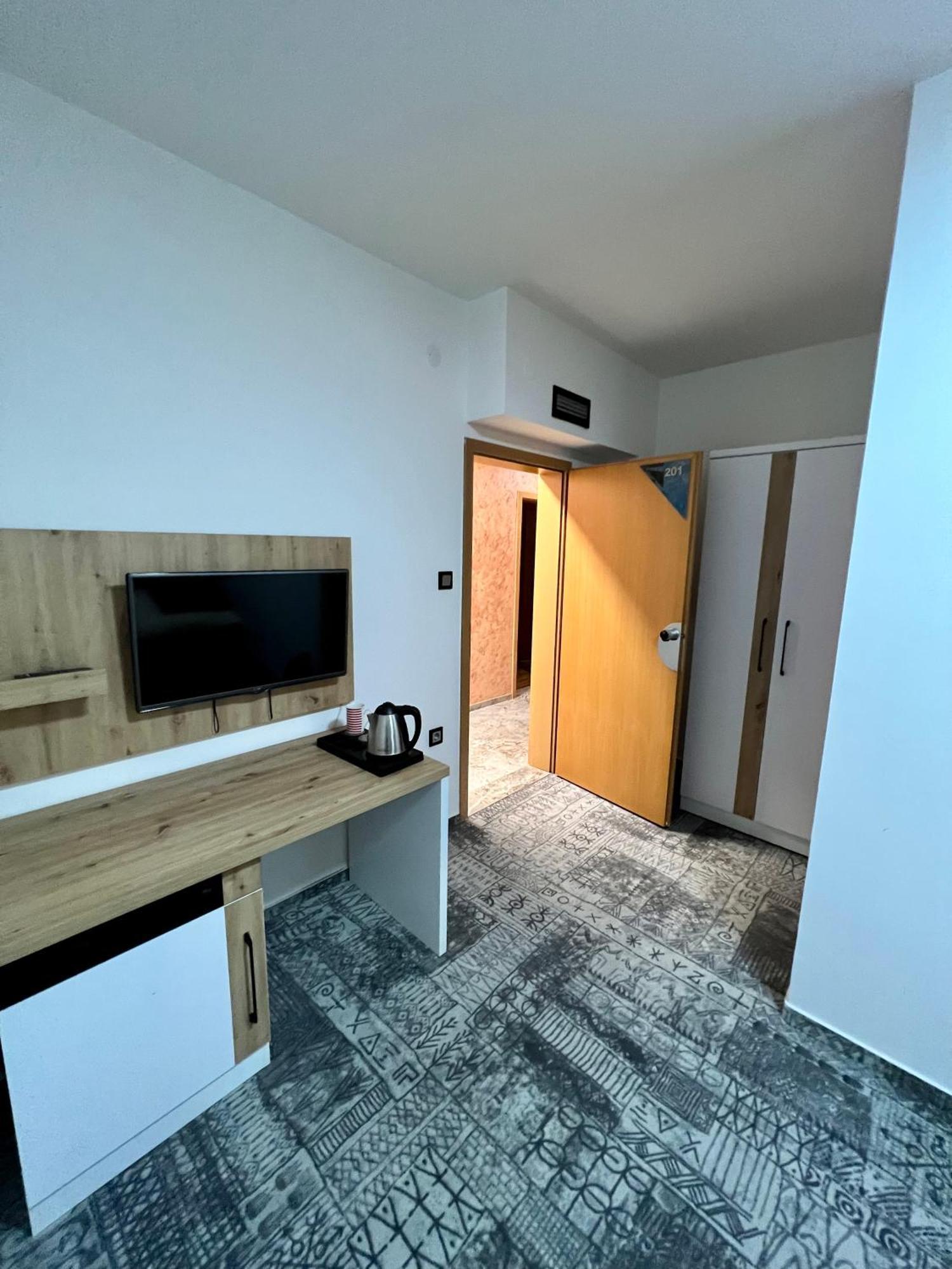 Hotel Brkic Sarajevo Airport - Free Parking エクステリア 写真