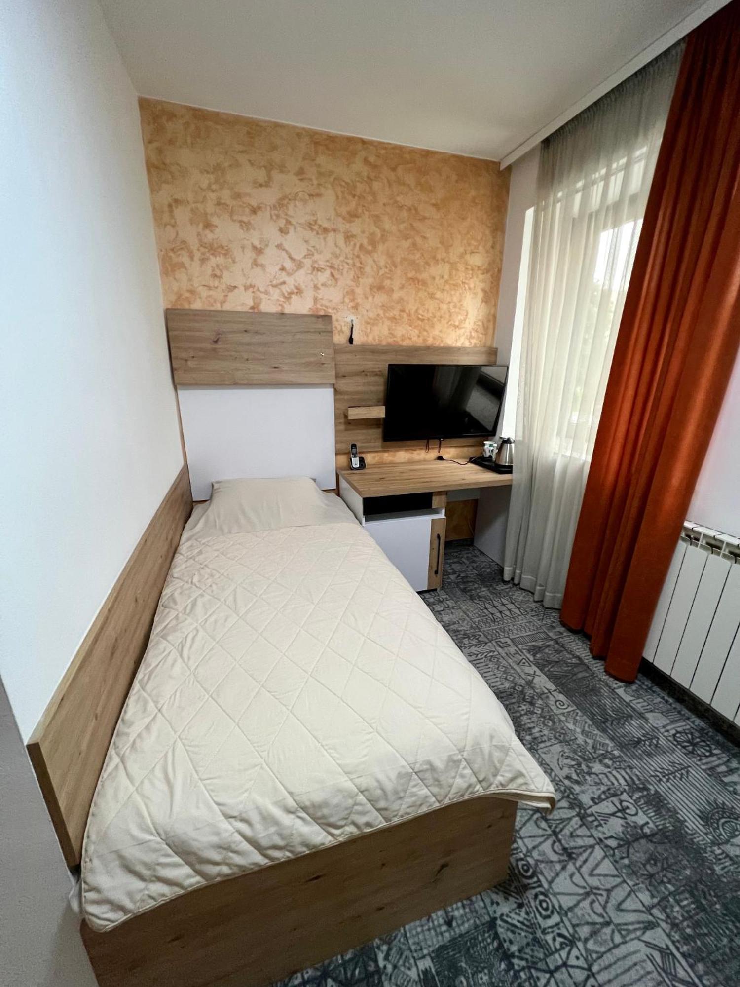 Hotel Brkic Sarajevo Airport - Free Parking エクステリア 写真