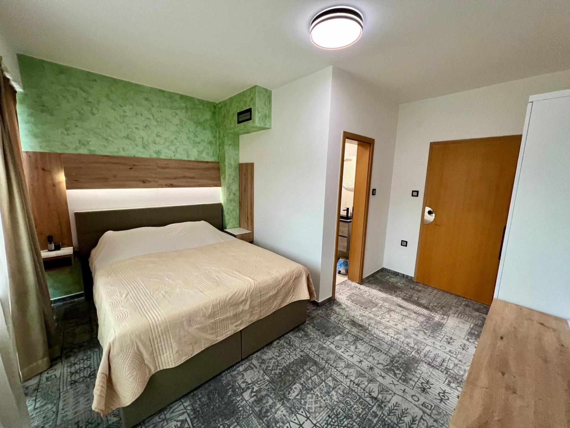 Hotel Brkic Sarajevo Airport - Free Parking エクステリア 写真