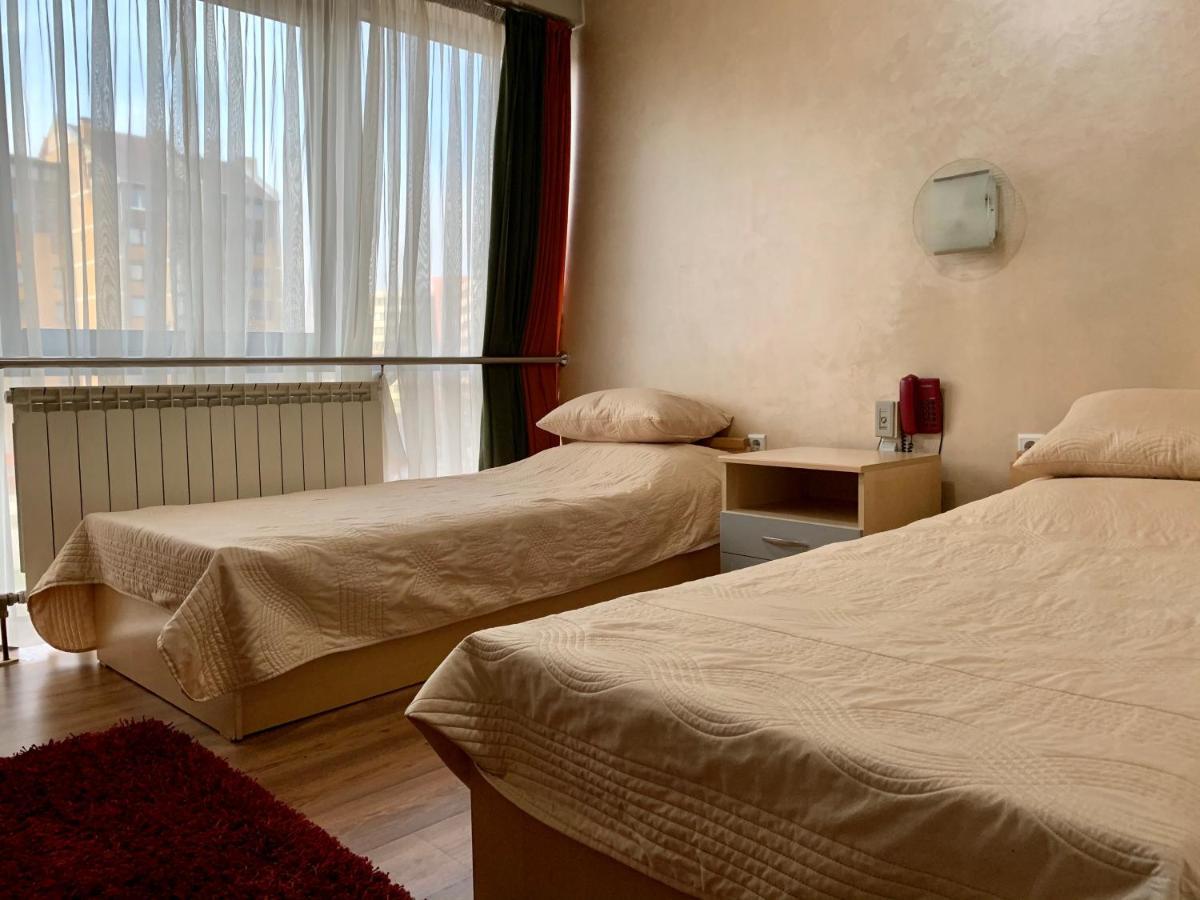 Hotel Brkic Sarajevo Airport - Free Parking エクステリア 写真